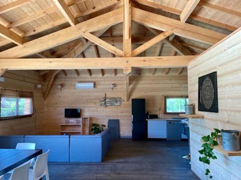 Hébergement de vacances Maison En Bois Moderne Et Spacieuse Avec Piscine *