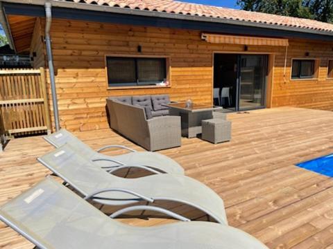 Hébergement de vacances Maison En Bois Moderne Et Spacieuse Avec Piscine