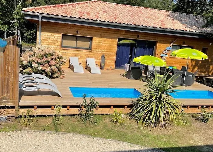 Maison En Bois Moderne Et Spacieuse Avec Piscine