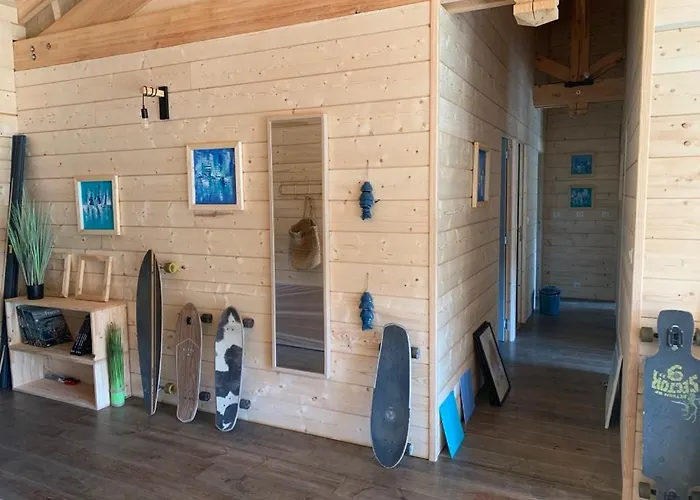 Maison En Bois Moderne Et Spacieuse Avec Piscine