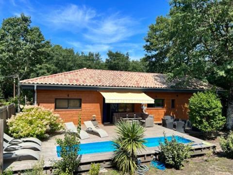 Hébergement de vacances Maison En Bois Moderne Et Spacieuse Avec Piscine