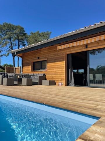 Maison En Bois Moderne Et Spacieuse Avec Piscine Soustons