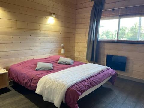 Hébergement de vacances Maison En Bois Moderne Et Spacieuse Avec Piscine