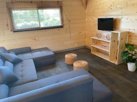 Maison En Bois Moderne Et Spacieuse Avec Piscine Hébergement de vacances *
