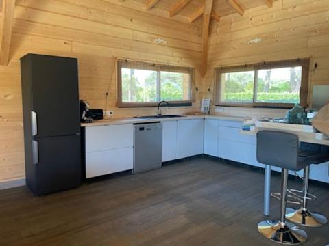Maison En Bois Moderne Et Spacieuse Avec Piscine Hébergement de vacances