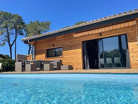 Maison En Bois Moderne Et Spacieuse Avec Piscine Hébergement de vacances *
