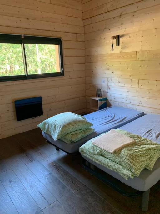 Hébergement de vacances Maison En Bois Moderne Et Spacieuse Avec Piscine *