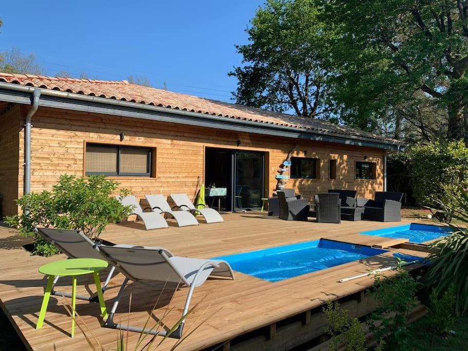 Maison En Bois Moderne Et Spacieuse Avec Piscine Hébergement de vacances *